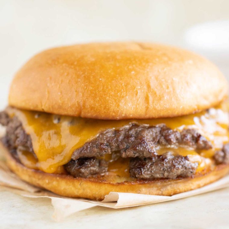Hamburguesa sin costra, con la carne gris