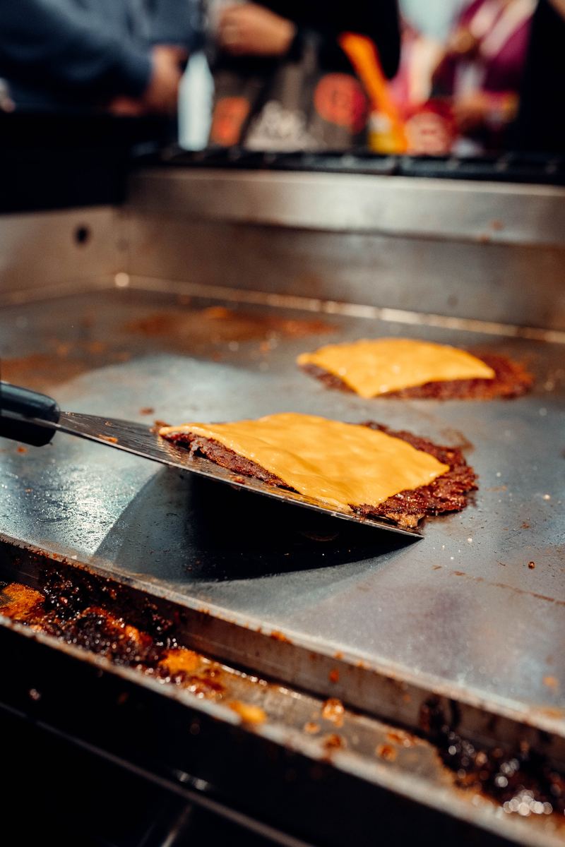 Preparación de una smash burger sobre la plancha